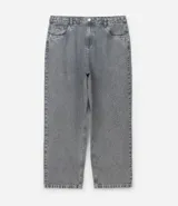 Pantalón de jean de corte recto y tiro medio, color gris con acabado lavado y aplicaciones de brillos distribuidas en las piernas. Cuenta con diseño de cinco bolsillos, cierre frontal con botón y costuras reforzadas.
