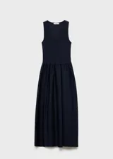 Vestido midi de algodón con diseño combinado, presenta un cuerpo ajustado con tirantes anchos y cuello escotado, y una falda evasé con panel fruncido en la cintura.
