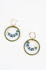 Aros colgantes formados por una argolla superior dorada, un aro grande esmaltado en color verde oliva y un aro interno dorado decorado con cuentas de cristal en tonos azules y verdes.
