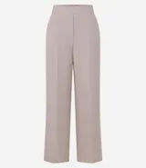 Pantalón wide leg de sastrería color negro, con cintura elástica en la parte trasera y bolsillos laterales.