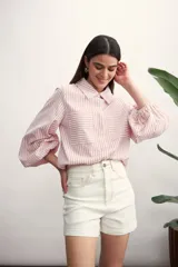 Short de jean negro de tiro alto con bolsillos delanteros y traseros.