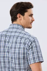Camisa de manga corta con estampado de cuadros en tonos azules, rojos y blancos, cuello con botones y bolsillo ojal en el pecho con logo bordado.