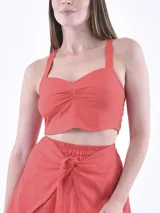 Top blanco con breteles anchos y detalle fruncido en el centro del busto.