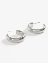 Aros tipo argolla gruesos de acero quirúrgico hipoalergénico, color plateado, con forma de C.