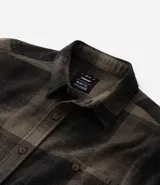 Camisa de manga larga con diseño de cuadros en tonos marrones, confeccionada en algodón. Presenta cuello camisero, cierre frontal con botones y un bolsillo en el pecho con botón.