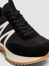 Championes Moncler modelo Pacey, de diseño deportivo en tonos beige y gris. Presentan una combinación de paneles de nylon acolchado y refuerzos de gamuza, con una suela dentada de goma en color caramelo.