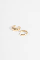 Set de dos aros earcuff de presión con diseño abombado y acabado brillante, en color dorado.