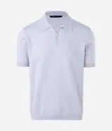 Remera polo slim de manga corta color celeste, confeccionada en viscosa texturizada con cierre de cremallera en el cuello.
