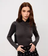 Body de manga larga con cuello alto y detalle de fruncido central en el frente. Confeccionado en tejido seamless ajustado al cuerpo.