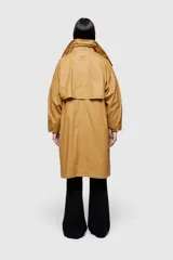 Chaqueta larga color marrón de corte holgado, confeccionada en tejido encerado lavado. Incluye chaleco interior extraíble en nailon ligero acolchado.