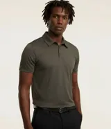 Camisa polo masculina de manga corta, confeccionada en tejido técnico de poliamida con elastano. Presenta cuello inglés con abotonado frontal, ofreciendo alta elasticidad, secado rápido y una sensación de frescor al tacto.