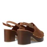 Sandalias de gamuza marrón con plataforma y taco grueso con acabado de efecto madera. Capellada envolvente de punta abierta, pulsera ajustable al tobillo y detalles de tachas metálicas doradas.