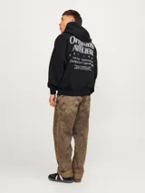 Hoodie negro de manga larga con capucha, confeccionado en tejido de algodón y poliéster. Presenta un diseño estampado en la espalda con tipografía estilo universitario y detalles gráficos en color blanco.