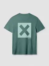 Camiseta de manga corta color verde azulado, corte holgado, con un pequeño estampado cuadrado con una 'X' en el pecho.