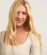 Body marrón de microfibra con escote cuadrado y mangas largas.