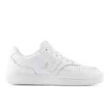 Championes urbanos New Balance modelo 80, color blanco, con diseño de corte bajo, puntera perforada para mayor ventilación y logo N característico en el lateral.