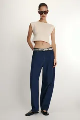 Top corto de punto color beige claro, con cuello redondo y mangas cortas tipo hombrera.