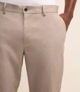 Pantalón de vestir color beige con estampa de cuadros en hilo teñido, corte slim, cintura con trabillas, cierre con botón y cremallera, bolsillos laterales y traseros.
