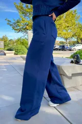 Pantalon wide leg de tiro alto, color azul marino, con cintura elástica y bolsillos laterales.