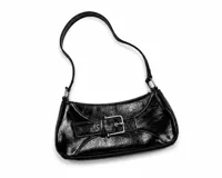 Cartera de hombro tipo baguettte color negro con textura craquelada, asa fina y detalle de hebilla metálica decorativa en el frente.