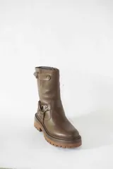 Bota de caña media confeccionada en cuero negro, con suela gruesa track antideslizante. Presenta un diseño estilo biker con estribo integrado, hebillas metálicas decorativas y una correa ajustable en la parte superior de la caña. Incluye cierre lateral para facilitar el calce.