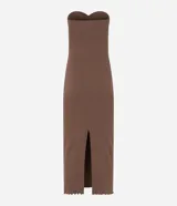 Vestido midi de ribana color marrón, sin breteles, con escote corazón fruncido y abertura en la parte trasera.