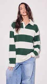 Sweater de algodón a rayas horizontales anchas en color verde y blanco, con cuello polo y tapeta con botones.