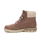Bota de caña media Caterpillar, confeccionada en cuero nobuck color marrón topo. Presenta un cuello acolchado con textura de corderito sintético en tono crema, cordones bicolores con ganchos metálicos y suela de goma dentada en color beige.