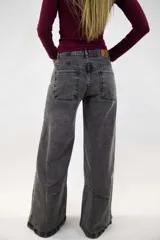 Pantalón jean baggy de color azul, con tiro medio, bolsillos traseros y diseño amplio en las piernas.