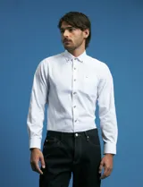 Camisa de manga larga con cuello button-down, bolsillo frontal y botones de madera. Confeccionada en una mezcla de poliéster y algodón.