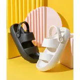 Chancletas tipo gomones de diseño ergonómico, color verde oliva, con doble tira ancha en el empeine y tira trasera ajustable. Fabricadas en material sintético antideslizante con suela de plataforma.