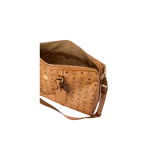 Bolso de viaje tipo duffel de la marca MCM modelo Ottomar, en color coñac con el monograma estampado en negro. Cuenta con doble asa superior de cuero, correa ajustable para el hombro y herrajes metálicos dorados.