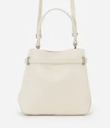 Cartera bucket pequeña de cuero sintético color negro, con doble asa (corta y larga), cierre con botón y detalle de hebilla.