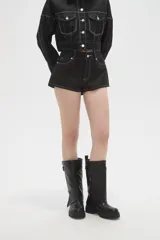 Short de jean negro engomado, de tiro medio y corte ajustado, con bolsillos laterales y traseros y costuras pespunteadas en contraste.