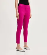 Pantalón de vestir rojo con corte cigarette, bolsillos delanteros y aberturas laterales en el ruedo.