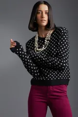 Pantalón de jean bordeaux, corte cigarette y tiro medio.