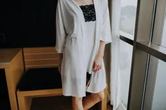 Camisón corto gris con puntilla blanca en escote y ruedo, de breteles finos.