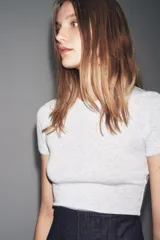 Camiseta de manga corta color beige, con cuello redondo y corte slim fit.