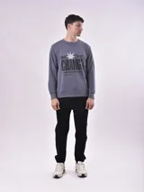 Buzo azul con estampa frontal con la frase "Be the change you wish to see".