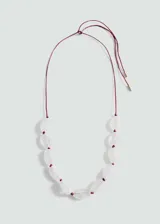 Collar con hilo de cuero color borgoña y colgante de piedras ovaladas color blanco.
