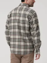 Camisa de manga larga con estampado de cuadros en tonos beige, verde y naranja. Presenta cuello clásico, cierre frontal con botones y un bolsillo en el pecho con el logo de la marca bordado.