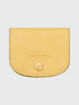 Tarjetero amarillo de cuero texturizado con cierre de broche a presión dorado con el logo de la marca.