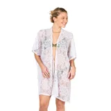 Kimono blanco de encaje calado con mangas cortas y calce suelto.