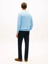Sweater de punto celeste de cuello redondo, de manga larga con puños y bajo de canalé, confeccionado por Tommy Hilfiger en puro algodón con un pequeño logo bordado en el pecho.