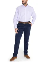 Camisa de manga larga para hombre de la marca RKF, color lila con patrón de rayas finas, cuello abotonado y bolsillo en el pecho con logo bordado.