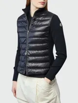 Cárdigan híbrido Moncler con frente acolchado de nylon brillante y mangas y espalda de punto. Presenta cierre frontal completo, cuello alto y parche con logo en la manga.