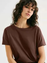 Blusa de manga corta color marrón, con cuello redondo y corte holgado.