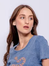 Remera corta negra de manga corta y cuello redondo, con estampado de serpiente con ojos.