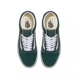 Championes Vans Old Skool de lona y gamuza color verde oscuro, con la característica banda lateral Sidestripe en blanco, cordones blancos y suela de goma vulcanizada.
