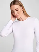 Camiseta de manga larga ajustada al cuerpo, color blanco, con cuello redondo.